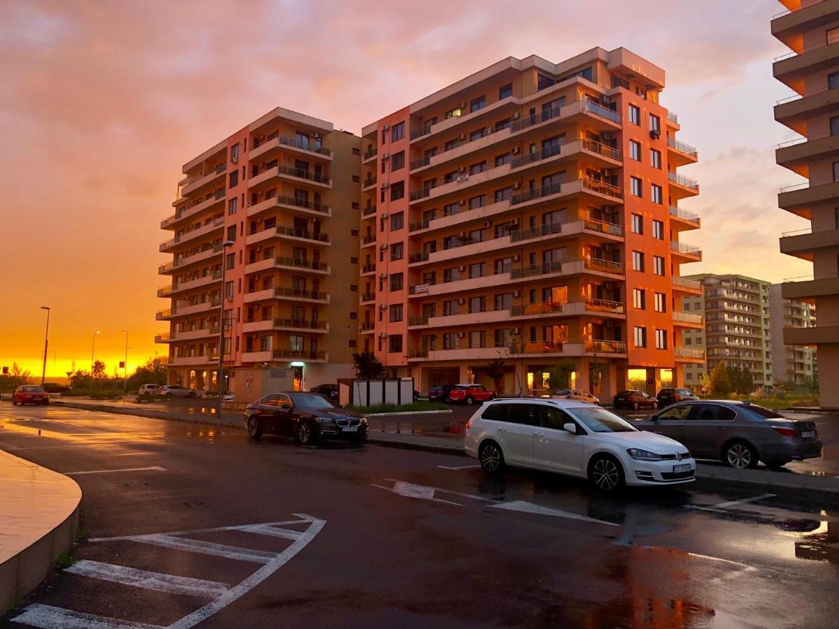 Valy Apartments Summerland Mamaia Exteriör bild