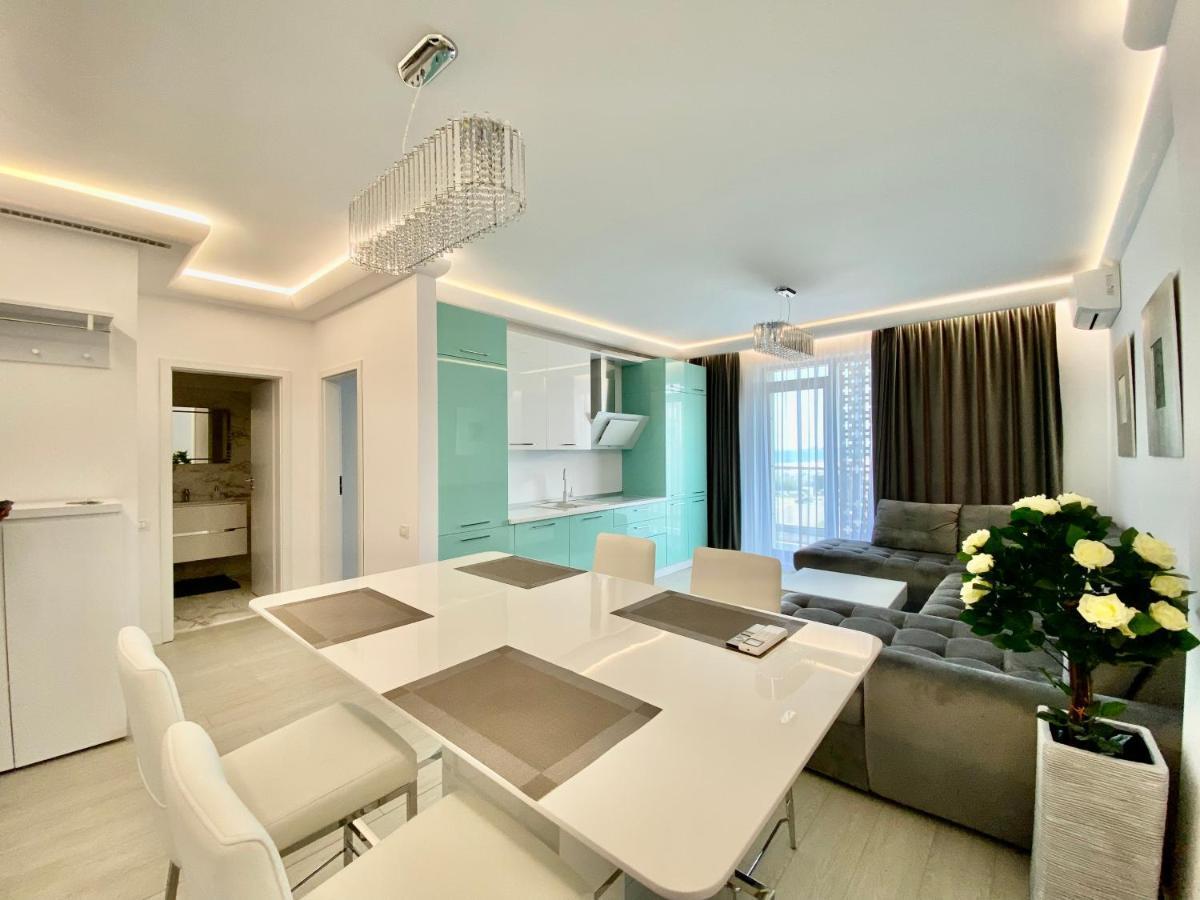 Valy Apartments Summerland Mamaia Exteriör bild