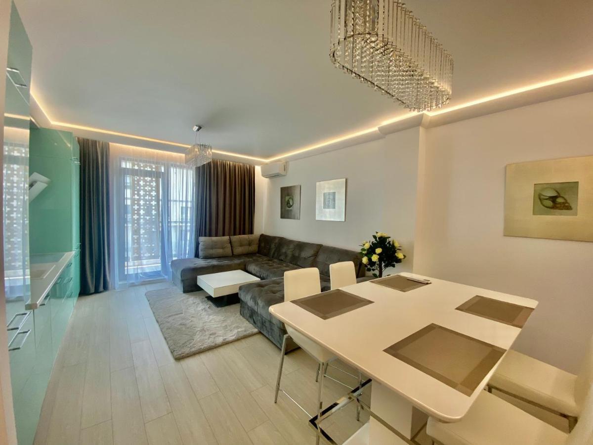Valy Apartments Summerland Mamaia Exteriör bild