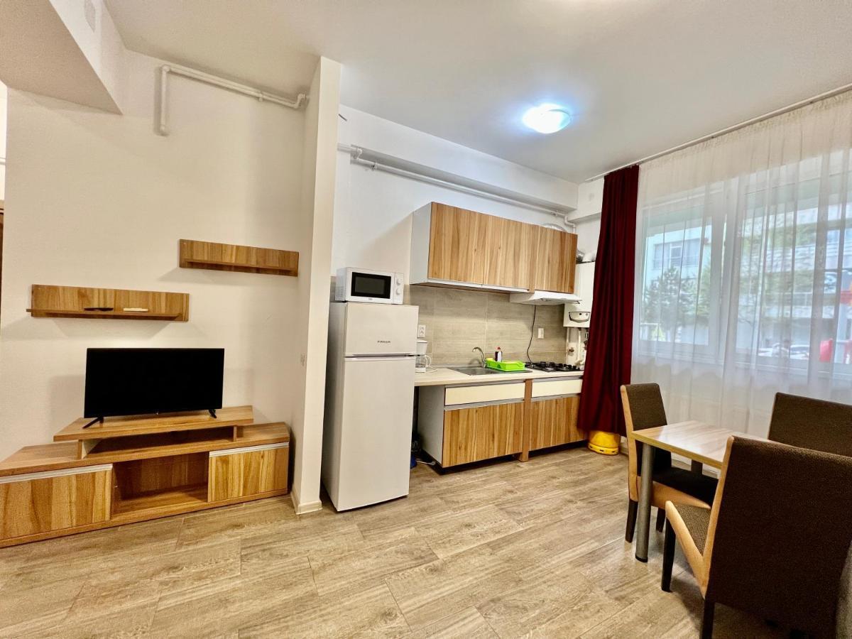 Valy Apartments Summerland Mamaia Exteriör bild